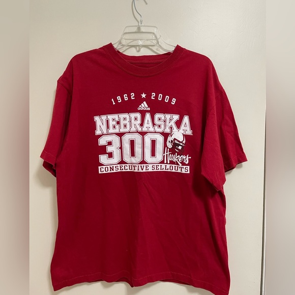 Nebraska Huskers Collectible T-Shirt 300 Consecutive Sellouts 1962-2009 - Picture 2 of 5